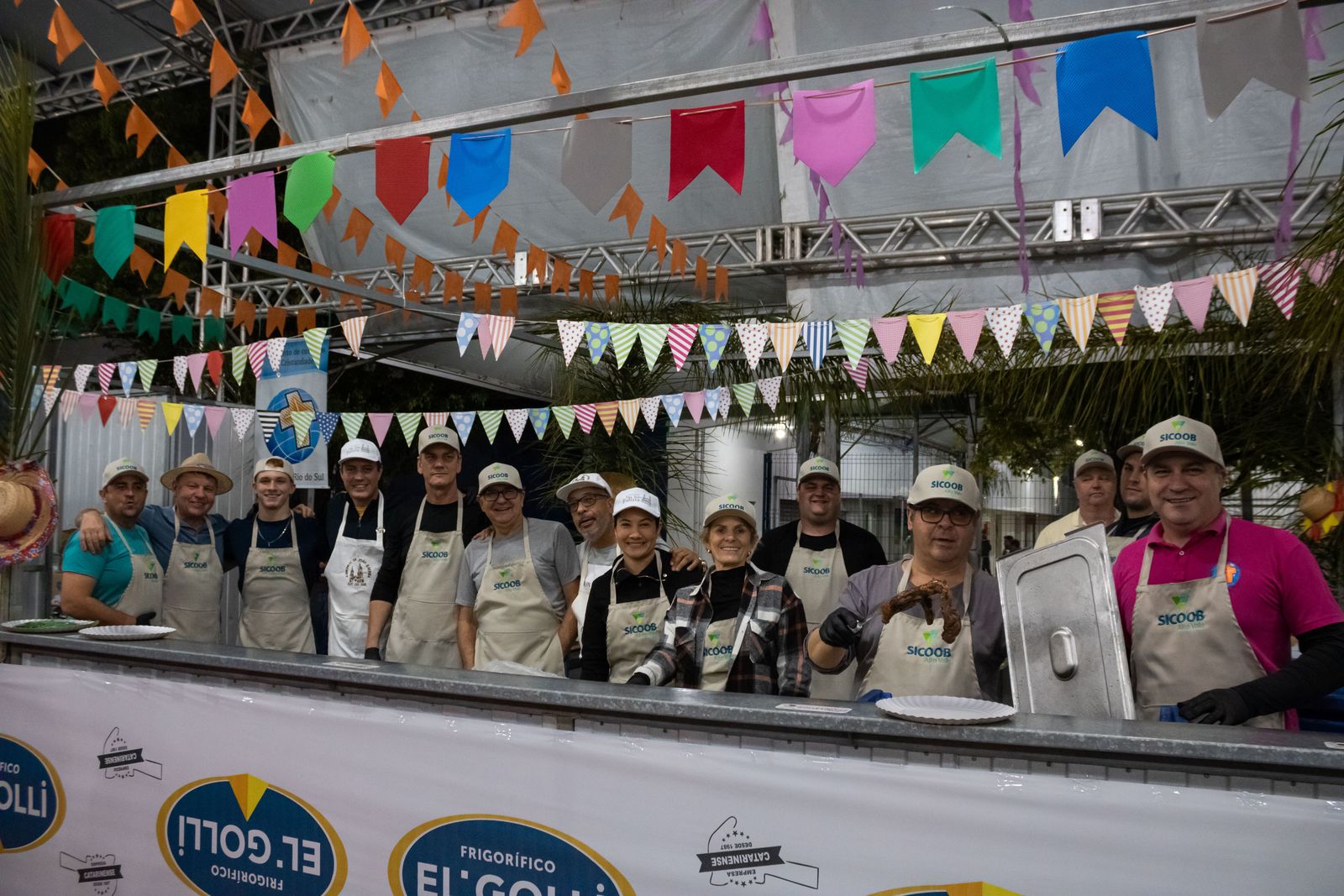 Barracas de comidas típicas da festa sob as bandeirinhas