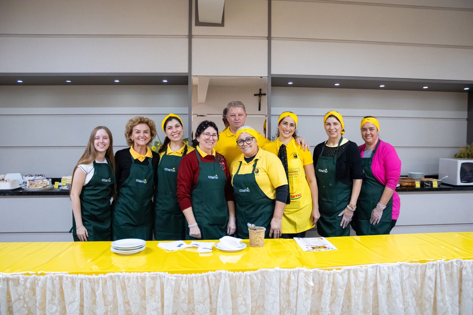 Equipe de voluntárias do café e bolo da festa, sorrindo